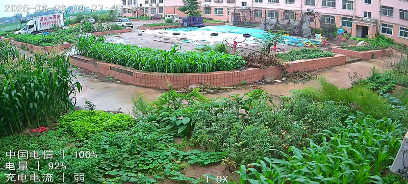 漯河技术开发区邓襄镇邓胡小区广场西北角太阳能4G广角监控摄像头